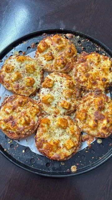 Paneer Makhani Garlic Bread